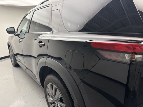 Used 2022 Nissan Pathfinder SV image 3