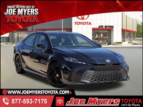 Used 2025 Toyota Camry SE FWD image 1
