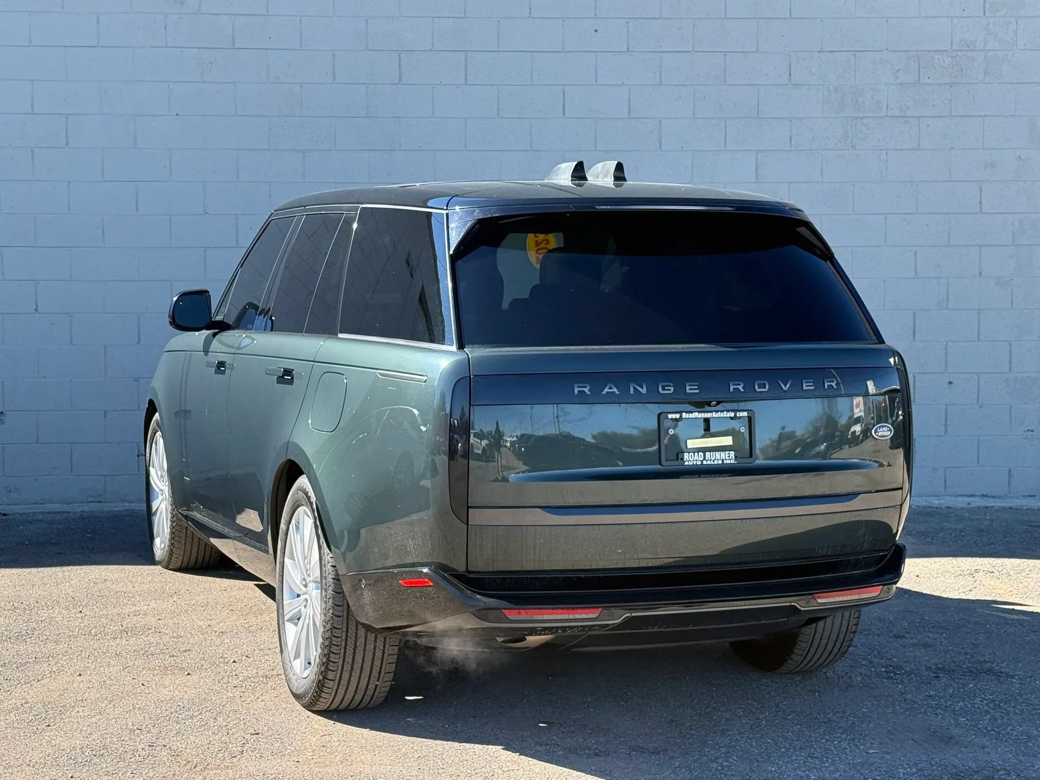 Used 2023 Land Rover Range Rover SE AWD/4WD image 2