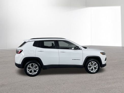 Used 2024 Jeep Compass Latitude image 40
