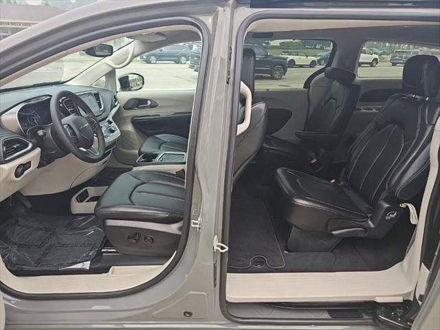 Certified 2024 Chrysler Pacifica Touring-L FWD image 21