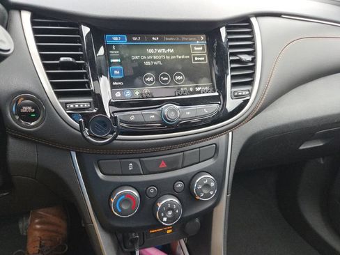Used 2019 Chevrolet Trax LT w/ Sun & Sound Package FWD image 12