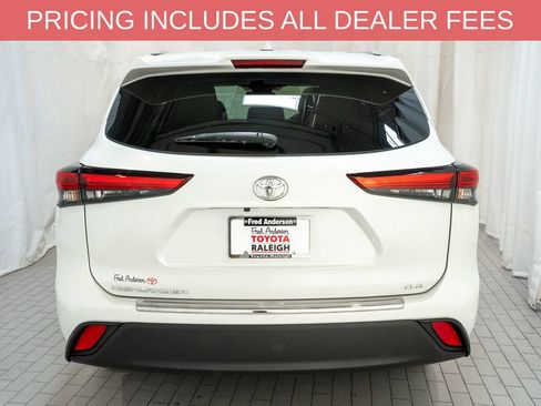 Used 2023 Toyota Highlander XLE FWD image 4