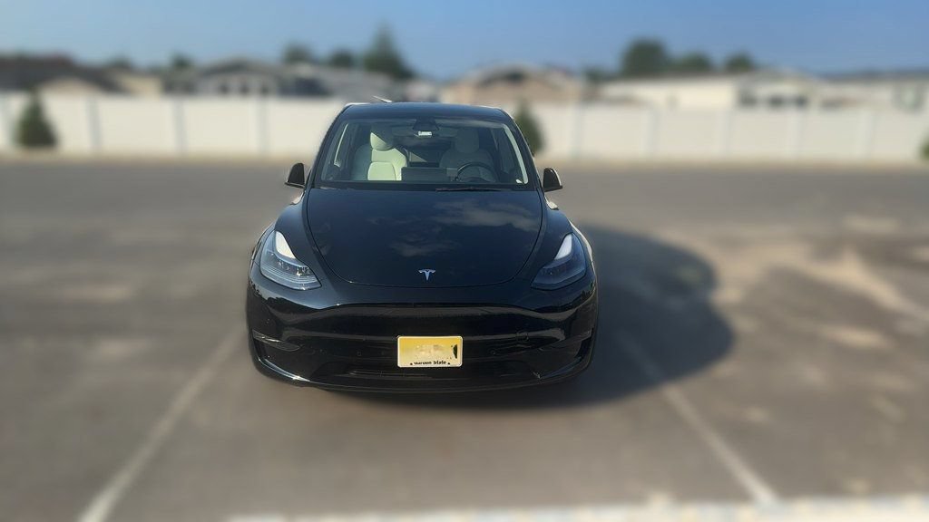 Used 2022 Tesla Model Y Long Range AWD/4WD image 3