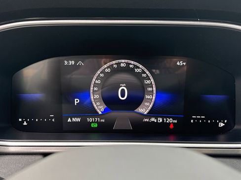 Certified 2025 Volkswagen Taos SE image 17