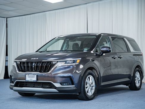 Used 2024 Kia Carnival LX image 3