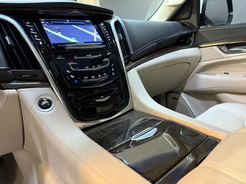 Used 2018 Cadillac Escalade Luxury image 29