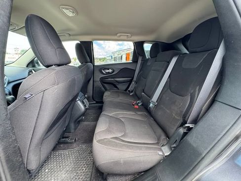 Used 2017 Jeep Cherokee Latitude w/ Cold Weather Group AWD/4WD image 13