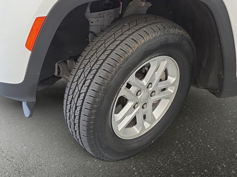 Used 2023 Jeep Grand Cherokee Laredo AWD/4WD image 29