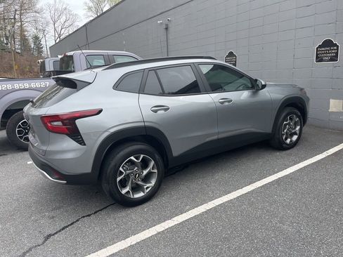 Used 2025 Chevrolet Trax LT w/ Driver Confidence Package image 17