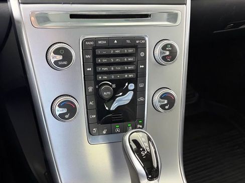 Used 2017 Volvo XC60 T6 Dynamic w/ Advanced Package image 12