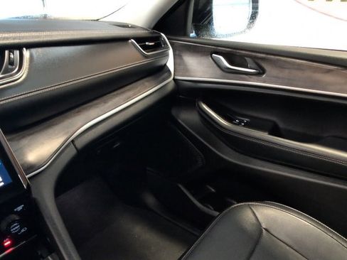 Used 2023 Jeep Grand Cherokee Limited w/ Luxury Tech Group II image 23