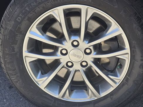 Used 2019 Jeep Cherokee Latitude Plus w/ Cold Weather Group AWD/4WD image 7