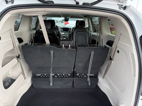 Used 2023 Chrysler Pacifica Touring-L AWD/4WD image 18