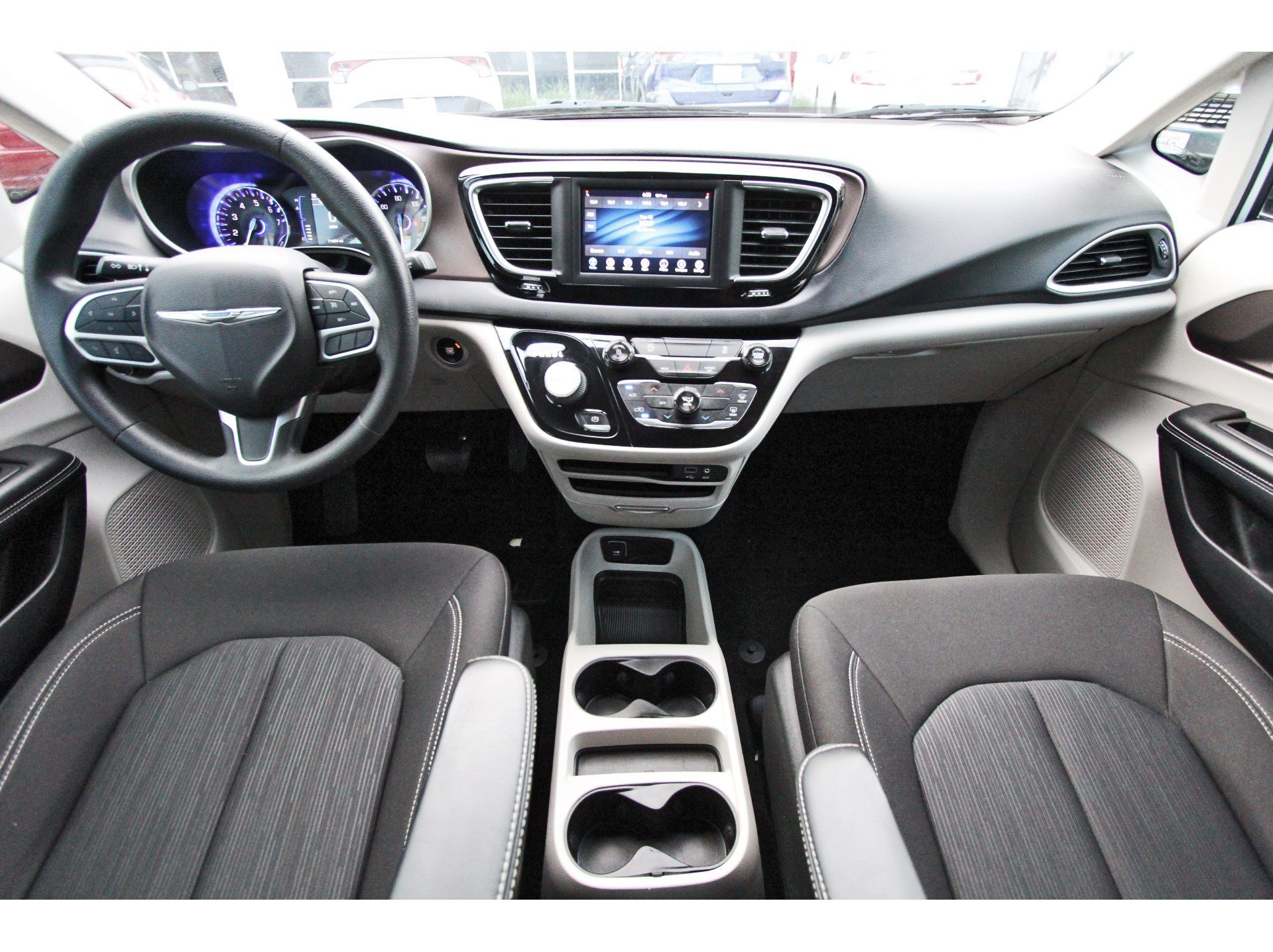 Used 2020 Chrysler Voyager L FWD image 13