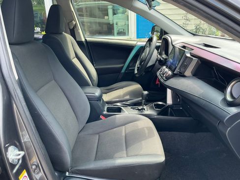 Used 2018 Toyota RAV4 LE w/ Carpet Mat Package AWD/4WD image 27