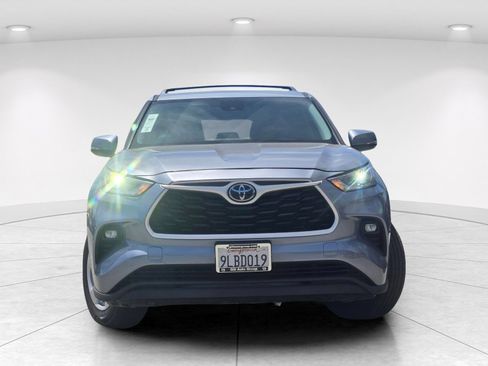 Used 2021 Toyota Highlander LE FWD image 2