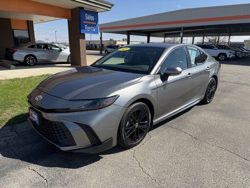 Used 2025 Toyota Camry SE image 1