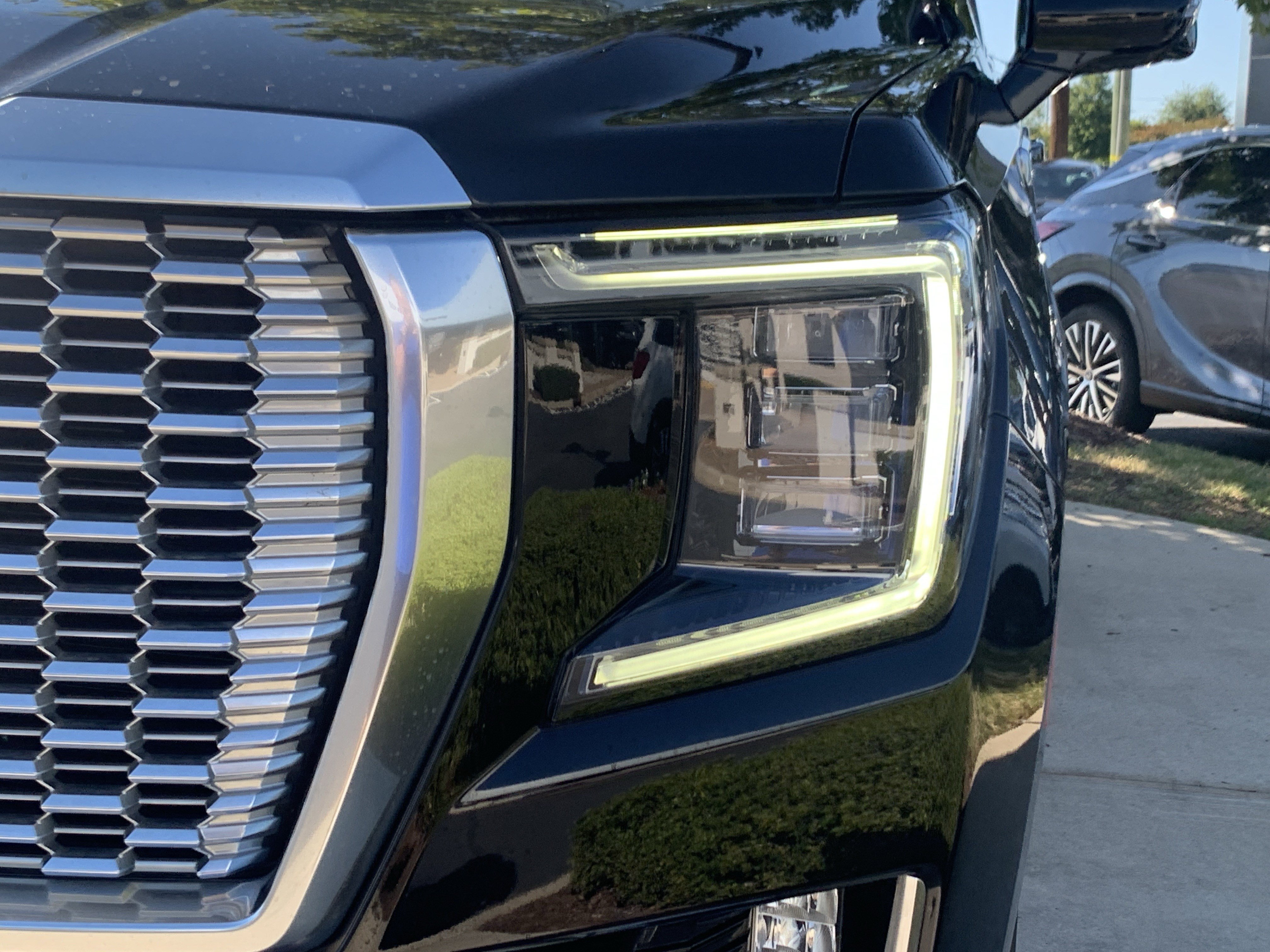 Used 2022 GMC Yukon Denali w/ Advanced Technology Package AWD/4WD image 6