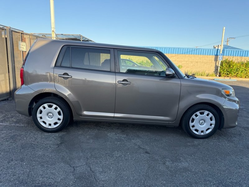 Used 2013 Scion xB FWD image 2