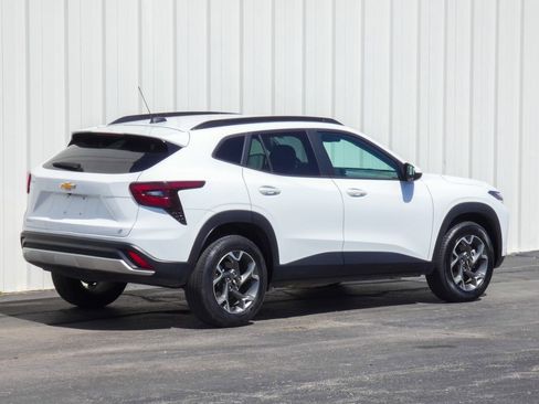 Used 2025 Chevrolet Trax LT image 3