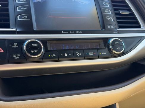 Used 2018 Toyota Highlander XLE AWD/4WD image 39