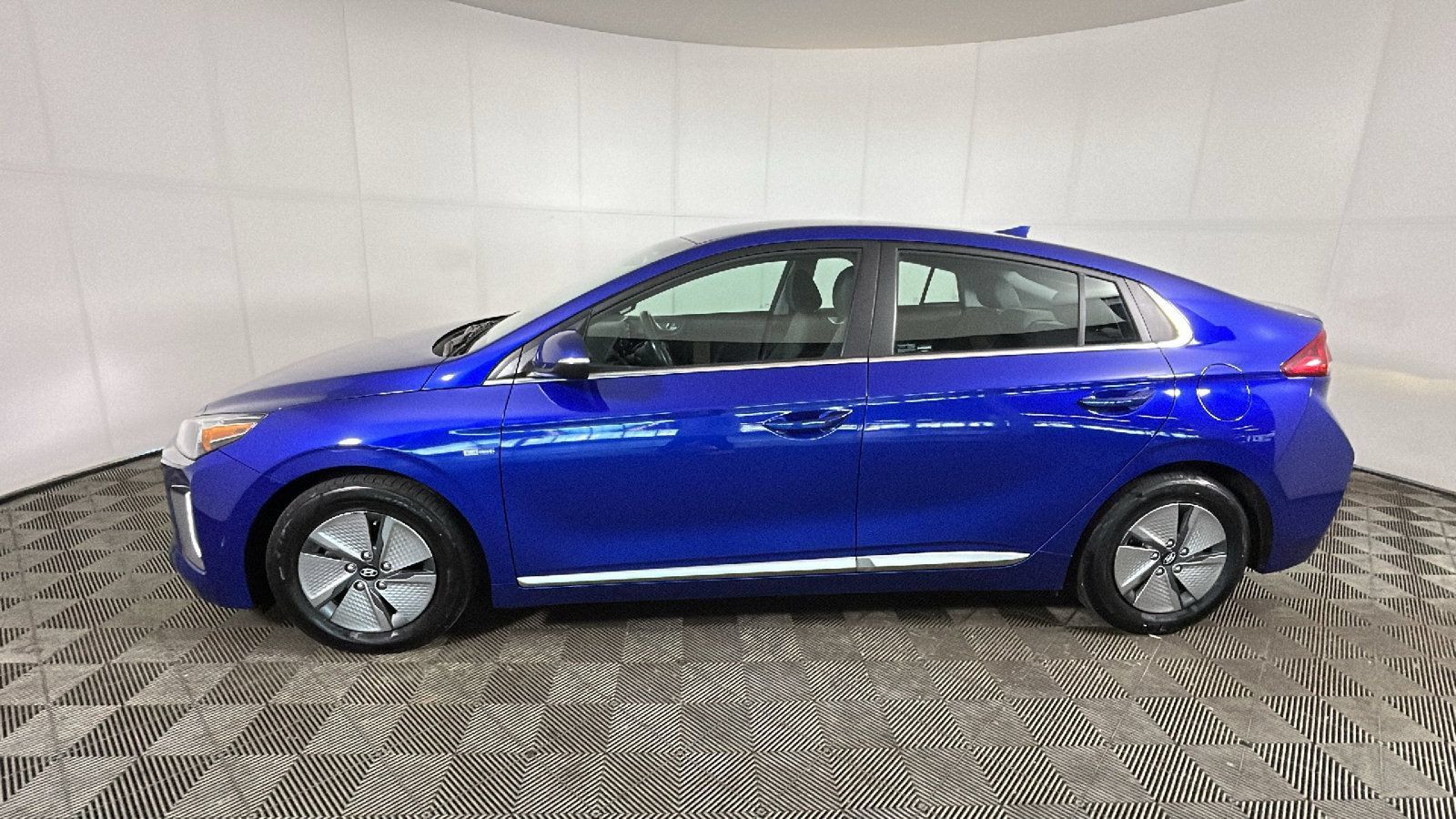 Used 2020 Hyundai Ioniq SE FWD image 6