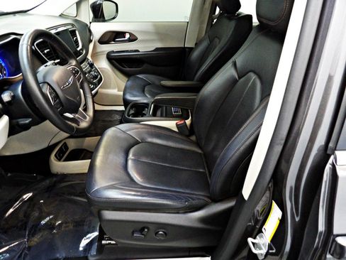 Used 2019 Chrysler Pacifica Touring-L FWD image 8