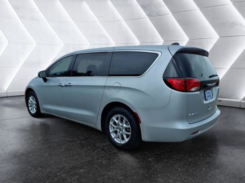 Used 2022 Chrysler Voyager LX FWD image 3