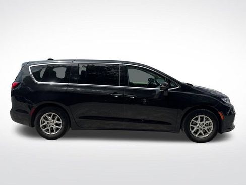 Used 2023 Chrysler Pacifica Touring-L FWD image 6