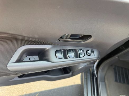 Used 2021 Nissan Kicks S FWD image 11