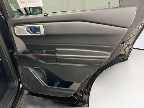 Used 2020 Ford Explorer Platinum w/ Premium Technology Package image 34