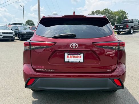 Used 2023 Toyota Highlander XLE FWD image 4