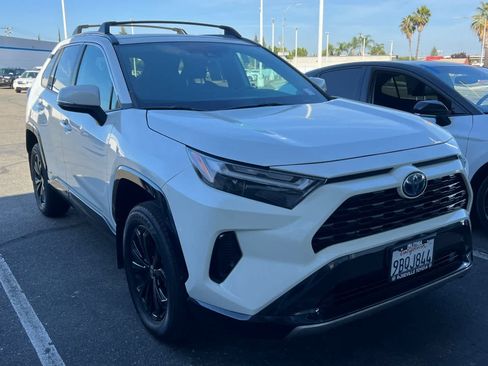 Certified 2022 Toyota RAV4 SE w/ Convenience Package AWD/4WD image 3