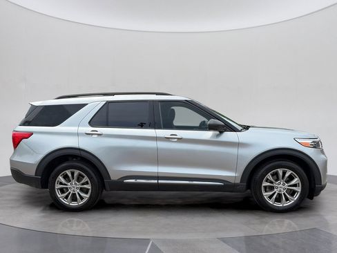 Used 2023 Ford Explorer XLT w/ Equipment Group 202A AWD/4WD image 9