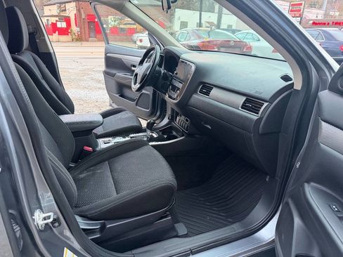 Used 2017 Mitsubishi Outlander SE image 18