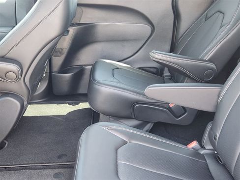 New 2025 Chrysler Pacifica Select w/ Fav Edition Package image 24