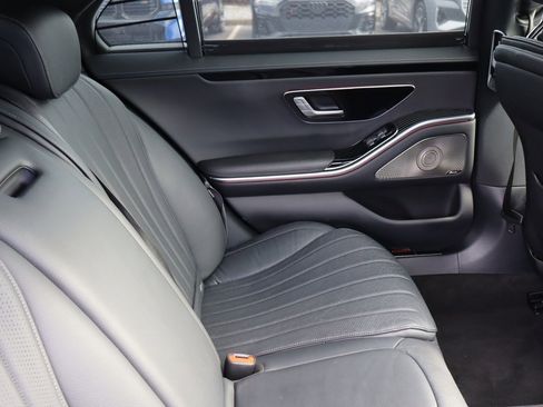 Used 2022 Mercedes-Benz S 500 S 500 4MATIC Sedan AMG w/ AMG Line Package image 16