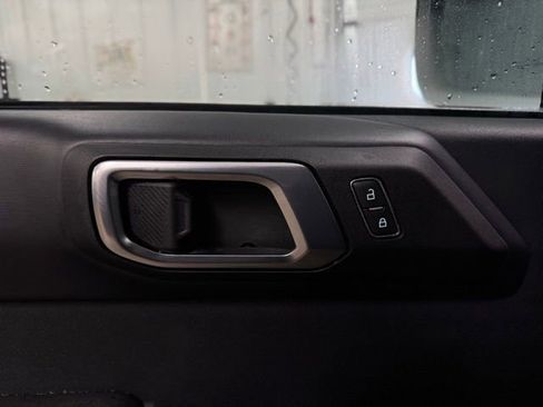 Used 2025 Ford Bronco Badlands image 13