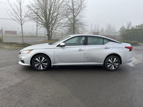 Used 2022 Nissan Altima 2.5 SV image 2