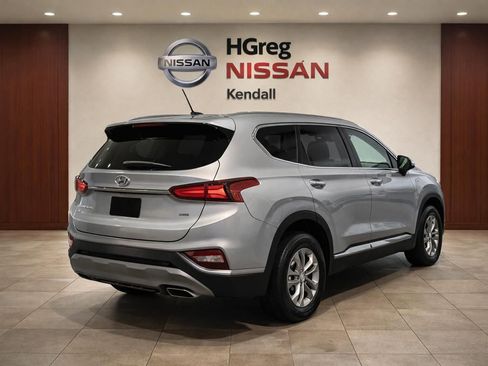 Used 2020 Hyundai Santa Fe SE image 4