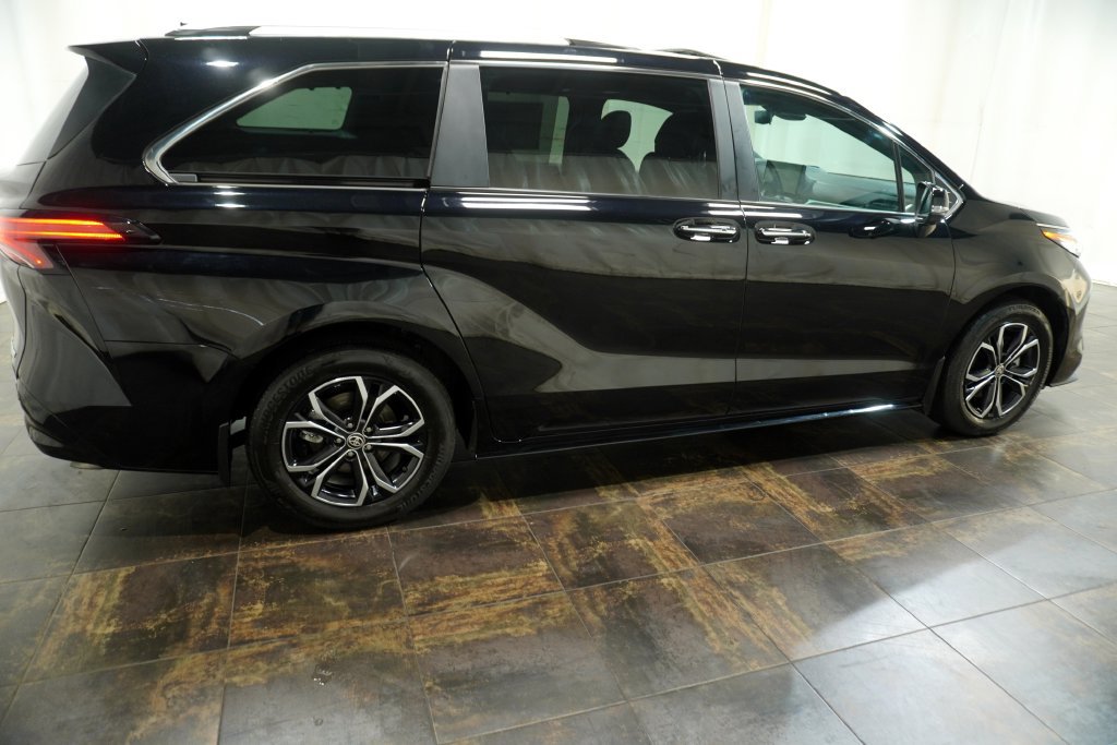 Used 2025 Toyota Sienna Platinum AWD/4WD image 4