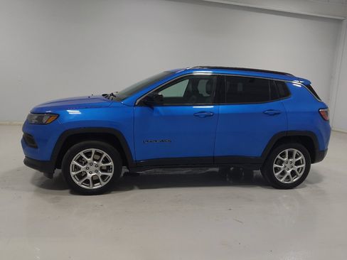 Used 2023 Jeep Compass Latitude AWD/4WD image 2