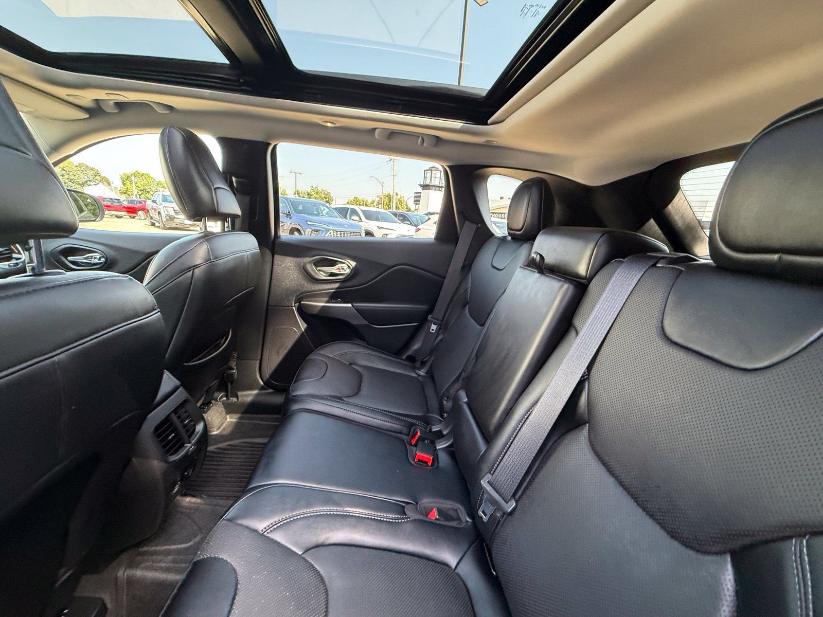 Used 2022 Jeep Cherokee Limited w/ Elite Package AWD/4WD image 5
