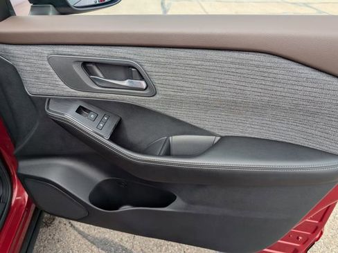 Used 2023 Nissan Rogue SV image 5