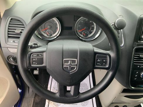 Used 2019 Dodge Grand Caravan SE w/ UConnect Hands-Free Group FWD image 18