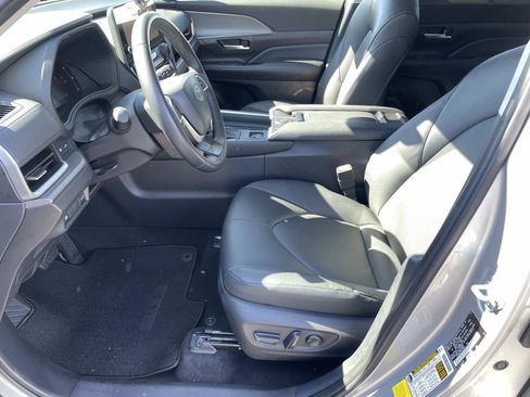 Used 2025 Toyota Grand Highlander FWD image 16