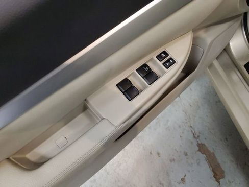 Used 2010 Subaru Legacy 2.5i Premium image 12