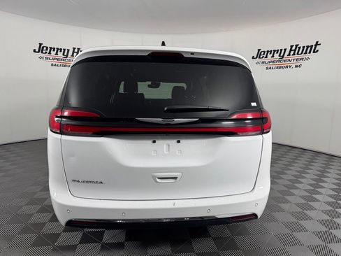 Used 2025 Chrysler Pacifica Select FWD image 7