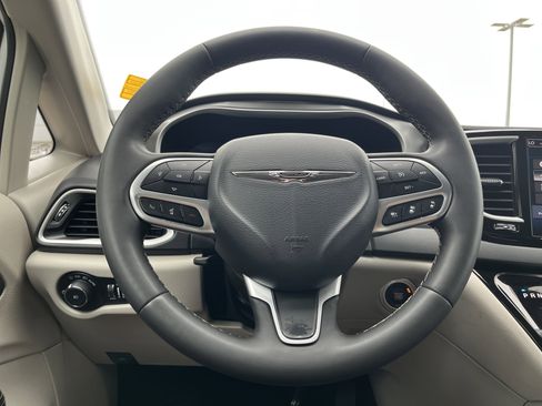 Used 2024 Chrysler Pacifica Touring-L FWD image 7